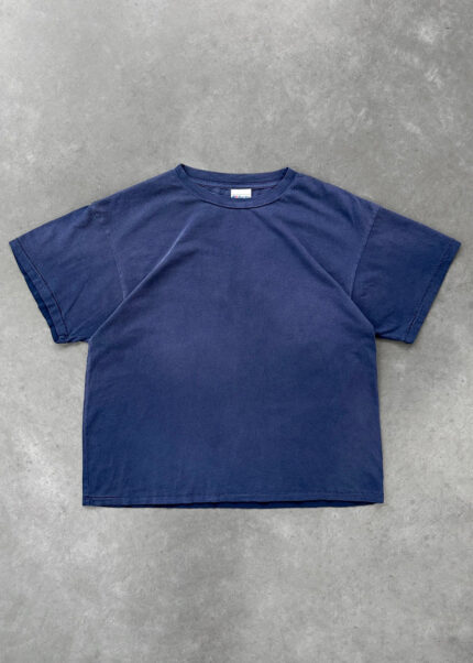 AKIMBO “CHAIN-PEEKER” LIGHT-WEIGHT TEE - SUN FADED NAVY